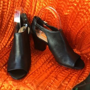 NWOT Tahari Peep Toe Ankle Boot Heels